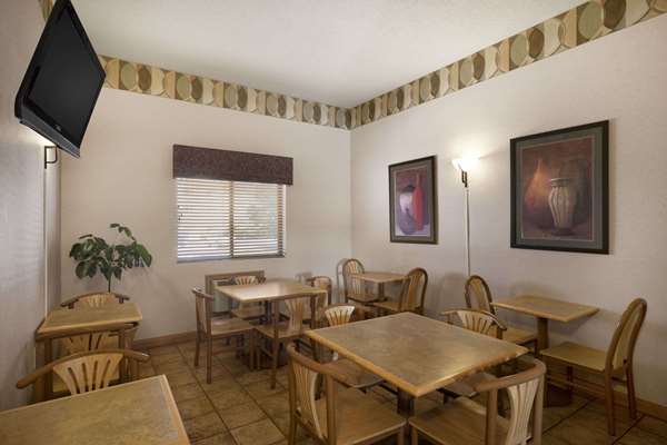  - Super 8 Hotel Collinsville - I-55 & I-70, Exit 11