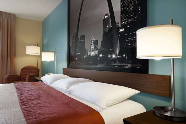  - Super 8 Hotel Collinsville - I-55 & I-70, Exit 11