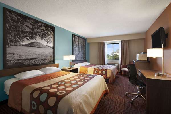  - Super 8 Hotel Collinsville - I-55 & I-70, Exit 11
