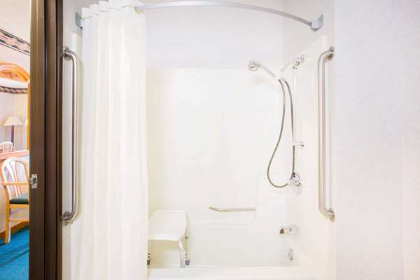  - Super 8 Hotel El Paso - I-39, Exit 14