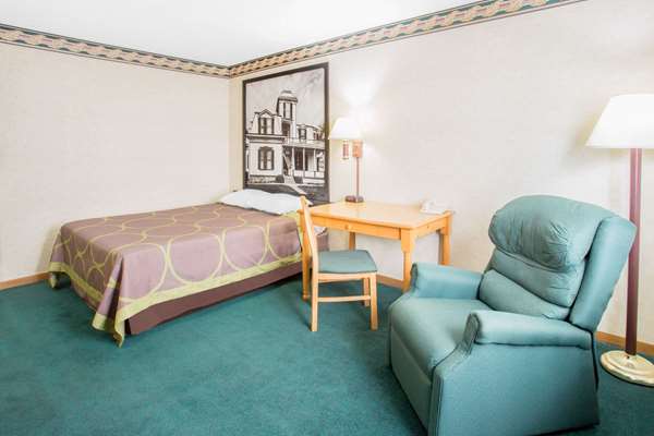  - Super 8 Hotel El Paso - I-39, Exit 14