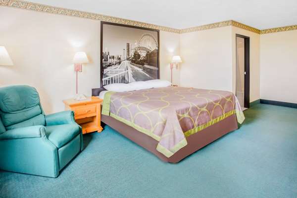  - Super 8 Hotel El Paso - I-39, Exit 14