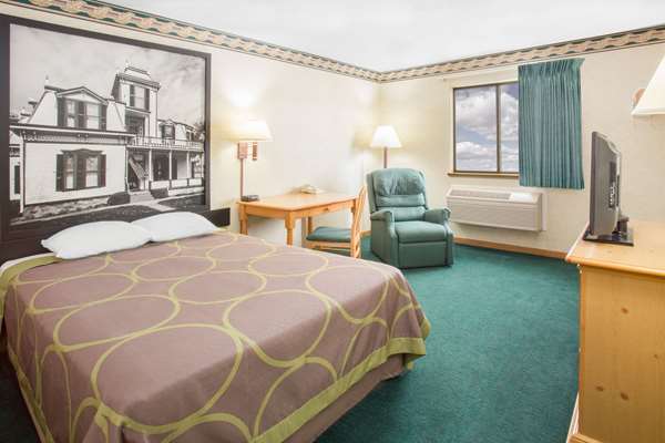  - Super 8 Hotel El Paso - I-39, Exit 14