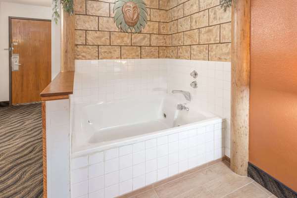 Suite - Super 8 Hotel Dixon