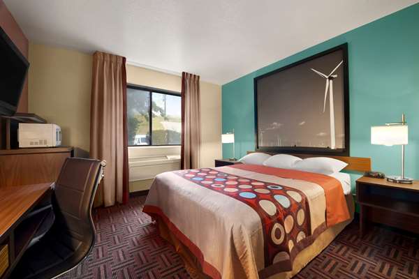  - Super 8 Hotel East Peoria - I-74, Exit 96