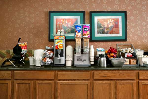 Amenities - Super 8 Hotel East Peoria - I-74, Exit 96