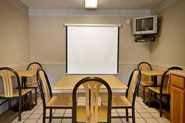  - Super 8 Hotel East Peoria - I-74, Exit 96