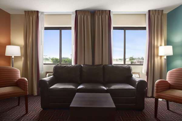 Suite - Super 8 Hotel Fairview Heights - I-64, Exit 12