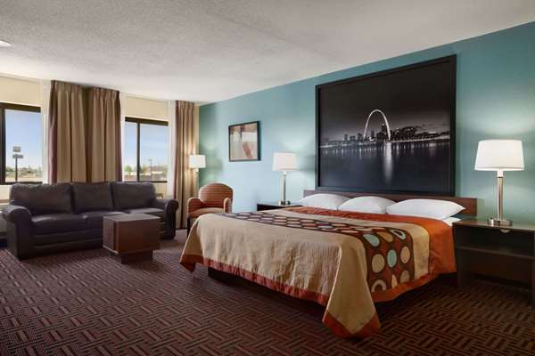 Suite - Super 8 Hotel Fairview Heights - I-64, Exit 12
