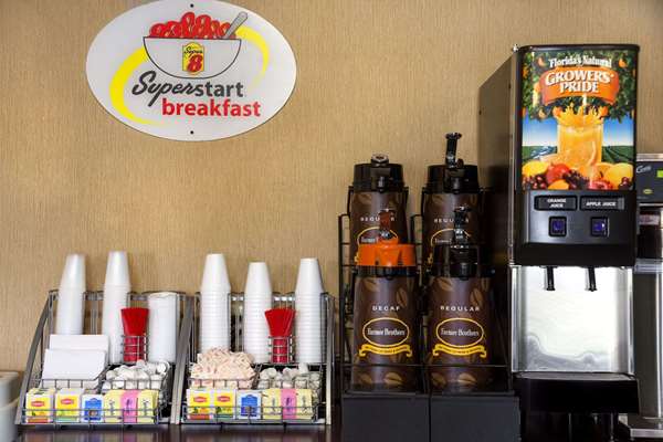  - Super 8 Hotel Fairview Heights - I-64, Exit 12