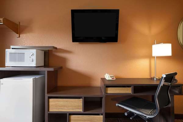  - Super 8 Hotel Fairview Heights - I-64, Exit 12