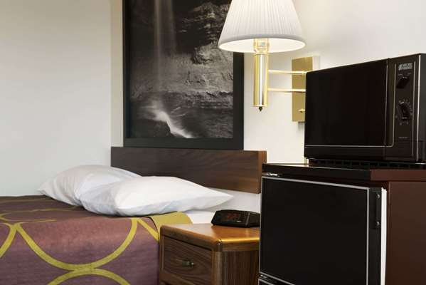 Suite - Super 8 Hotel Danville - I-74, Exit 220