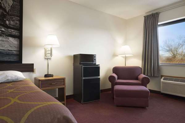  - Super 8 Hotel Danville - I-74, Exit 220