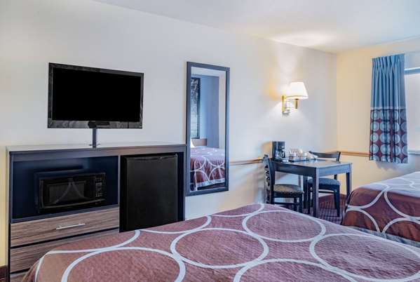  - Super 8 Hotel Danville - I-74, Exit 220