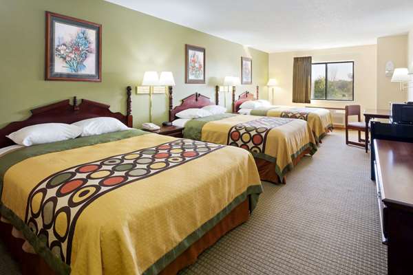Suite - Super 8 Hotel DeKalb - I-88, Exit 91