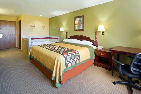 Suite - Super 8 Hotel DeKalb - I-88, Exit 91
