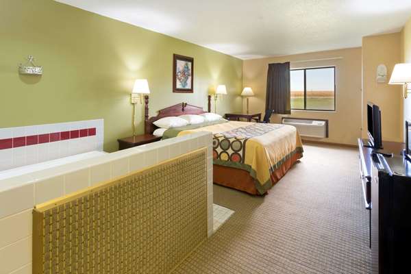 Suite - Super 8 Hotel DeKalb - I-88, Exit 91