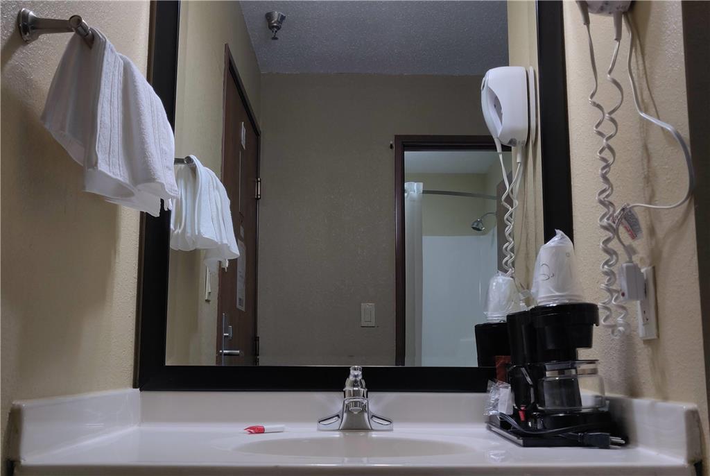 SUPER 8 BY WYNDHAM DEKALB IL-guestroom-Guest Room,Bathroom,On-Site.jpg