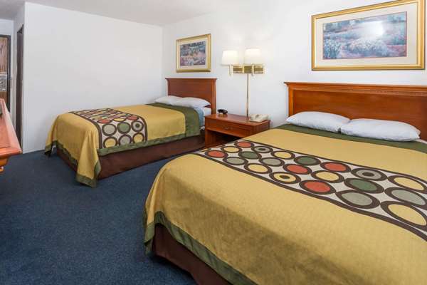  - Super 8 Hotel Pontiac - I-55, Exit 197