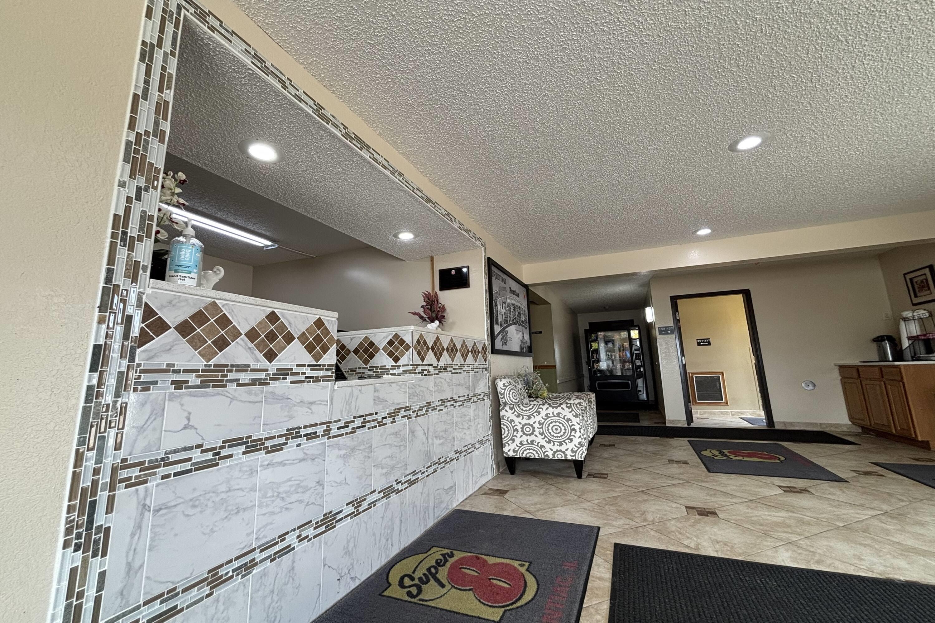 Lobby | Super 8 by Wyndham Pontiac