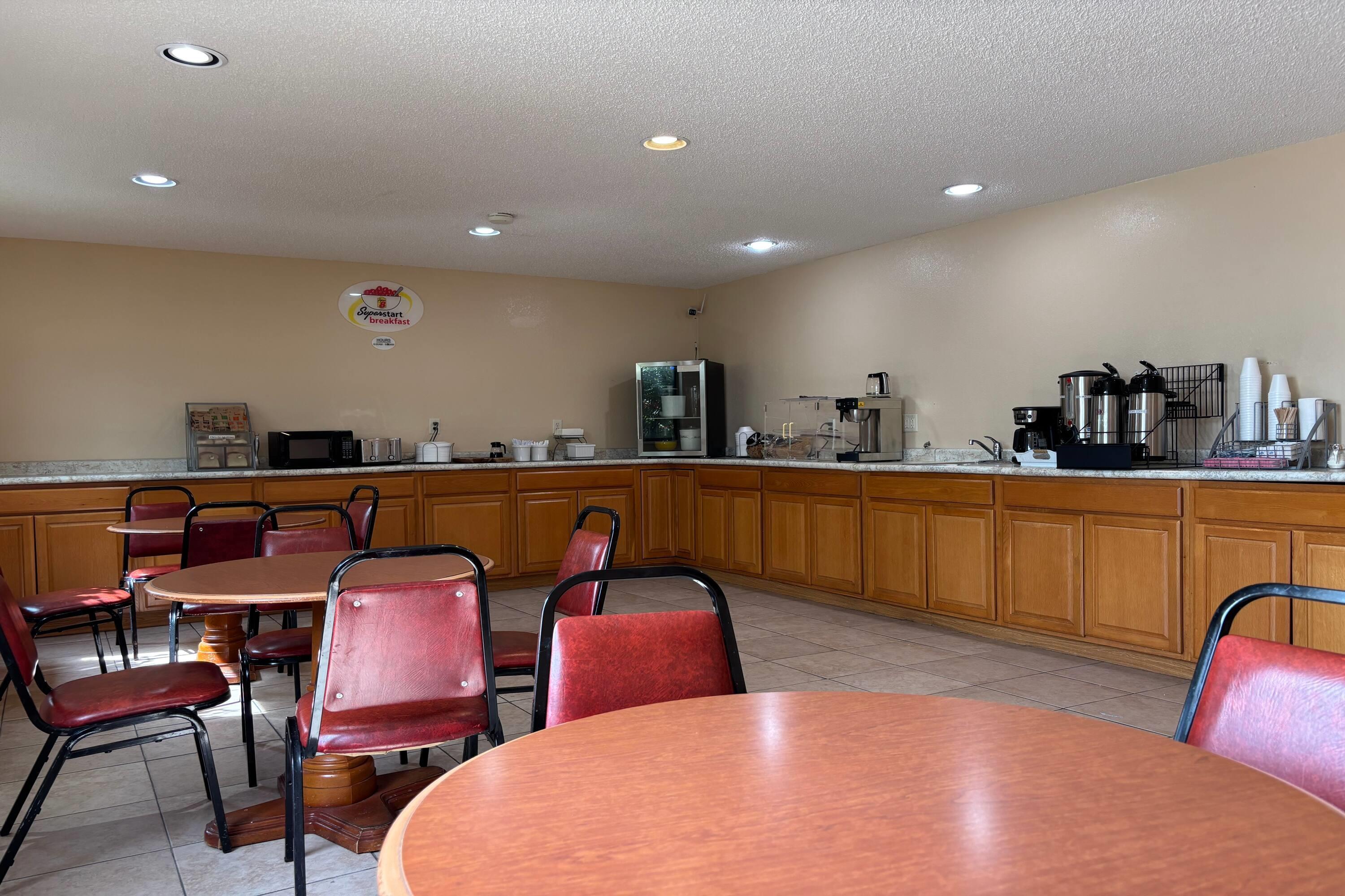Undefined | Super 8 by Wyndham Pontiac