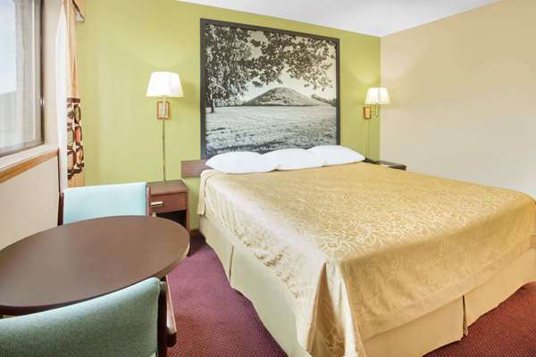  - Super 8 Hotel Normal - I-55, Exit 165