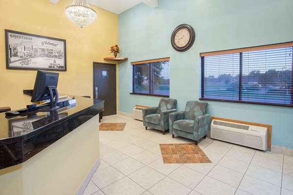  - Super 8 Hotel Normal - I-55, Exit 165