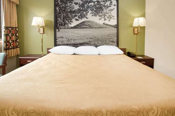  - Super 8 Hotel Normal - I-55, Exit 165