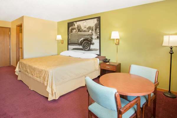  - Super 8 Hotel Normal - I-55, Exit 165