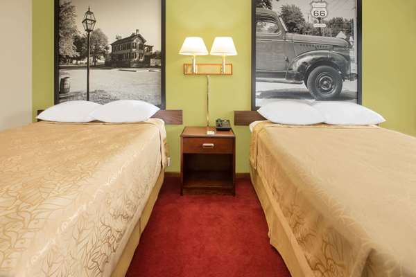  - Super 8 Hotel Normal - I-55, Exit 165