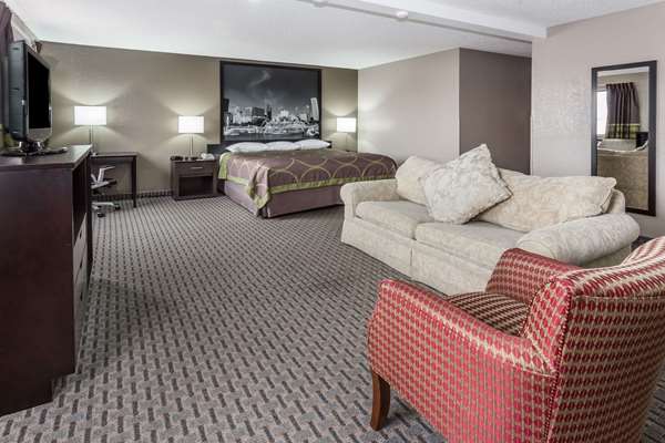 Suite - Super 8 Hotel Mundelein