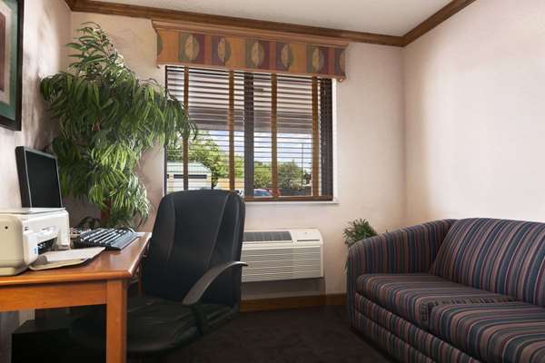  - Super 8 Hotel Peoria - I-74, Exit 89