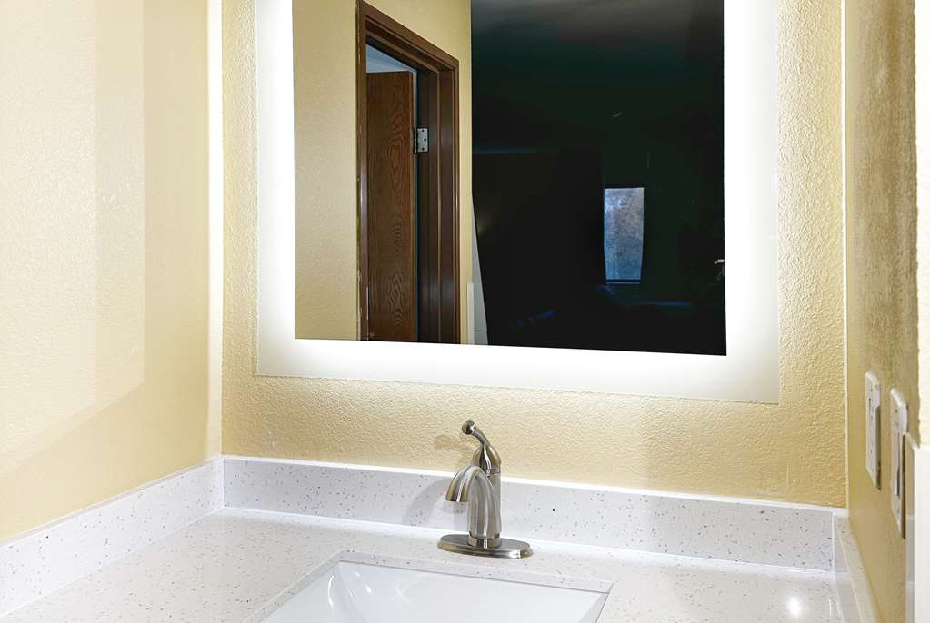 SUPER 8 BY WYNDHAM PEORIA-guestroom-Guest Room,Bathroom,On-Site.jpg