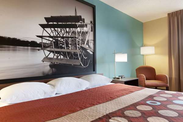 - Super 8 Hotel Peoria - I-74, Exit 89