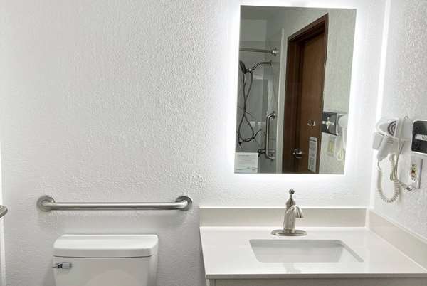  - Super 8 Hotel Peoria - I-74, Exit 89