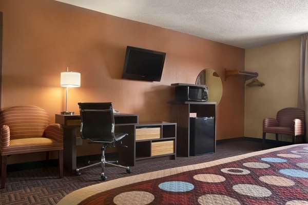  - Super 8 Hotel Peoria - I-74, Exit 89