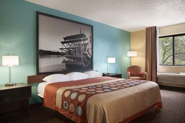  - Super 8 Hotel Peoria - I-74, Exit 89