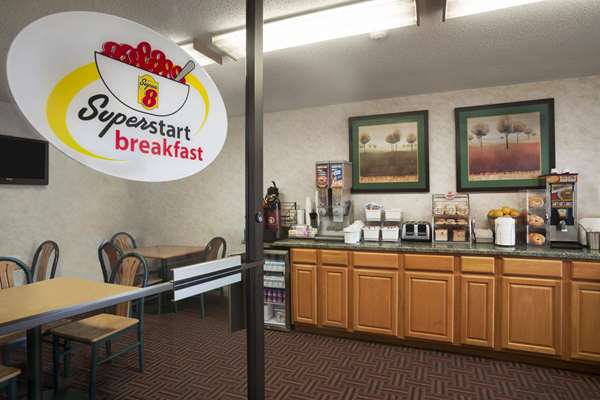  - Super 8 Hotel Peoria - I-74, Exit 89