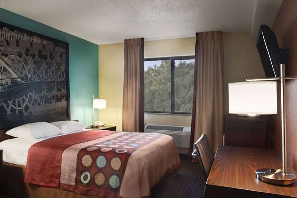  - Super 8 Hotel Peoria - I-74, Exit 89