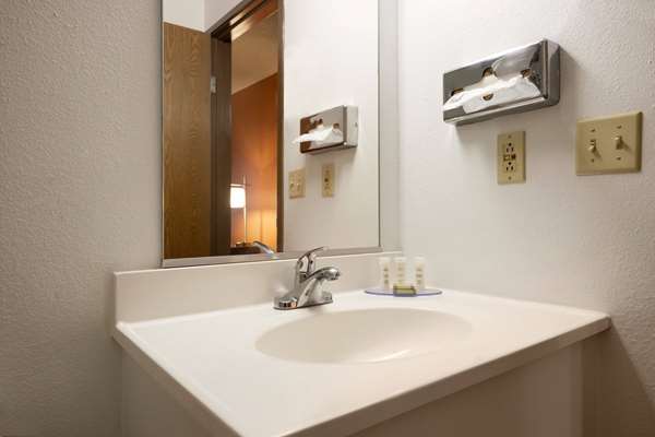  - Super 8 Hotel Peoria - I-74, Exit 89