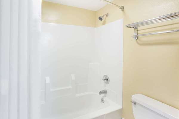  - Super 8 Hotel Ottawa - I-80, Exit 90