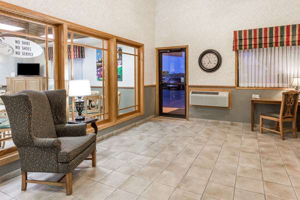  - Super 8 Hotel Ottawa - I-80, Exit 90