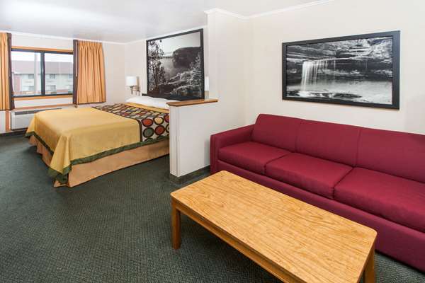 Suite - Super 8 Hotel Ottawa - I-80, Exit 90
