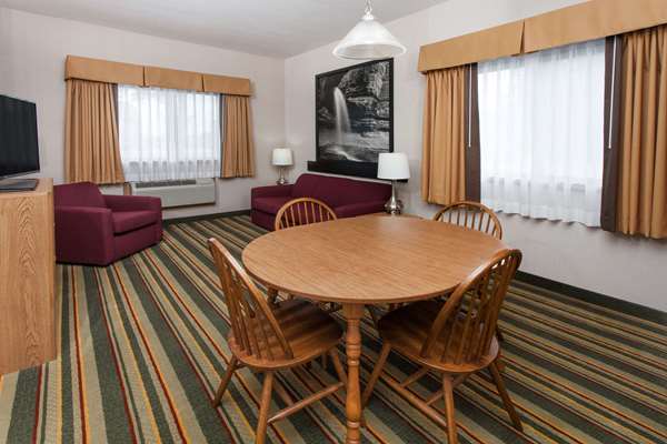 Suite - Super 8 Hotel Ottawa - I-80, Exit 90