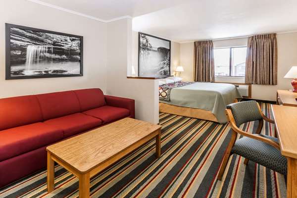 Suite - Super 8 Hotel Ottawa - I-80, Exit 90
