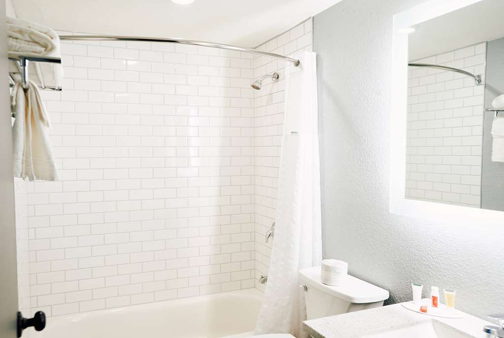 SUPER 8 BY WYNDHAM PUEBLO-guestroom-Guest Room,Bathroom,On-Site.jpg