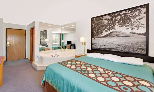 Suite - Super 8 Hotel Macomb