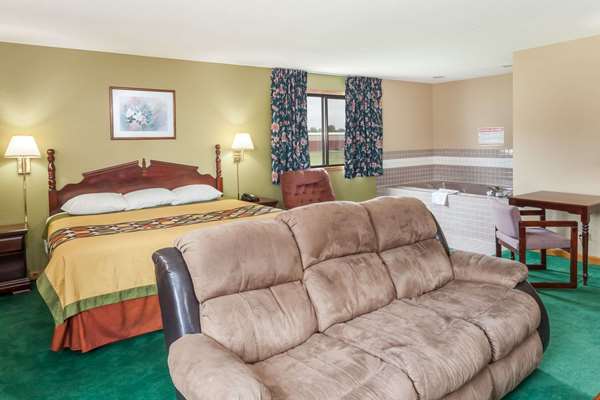 Suite - Super 8 Hotel McLean - I-55, Exit 145