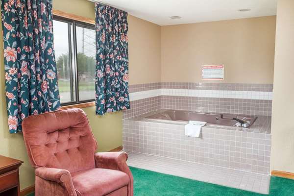 Suite - Super 8 Hotel McLean - I-55, Exit 145