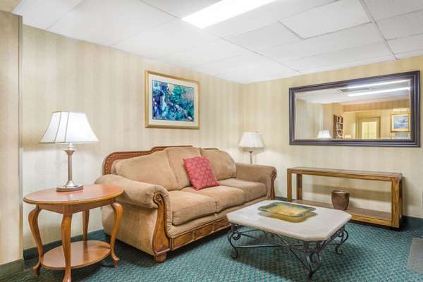  - Super 8 Hotel Bentonville - I-49, Exit 85